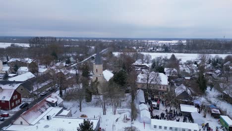 Mercado-De-Navidad-Pueblo-De-Nieve-De-Invierno,-Alemania-Nublada