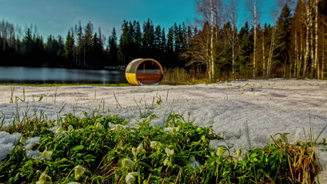 Frühling-Mit-Buschwindröschen-Im-Vordergrund-Und-Sauna-Und-See-Im-Hintergrund