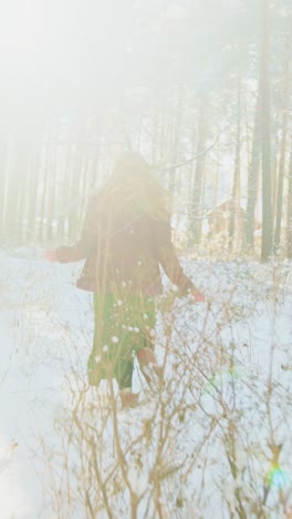 mujer caminando en el bosque nevado