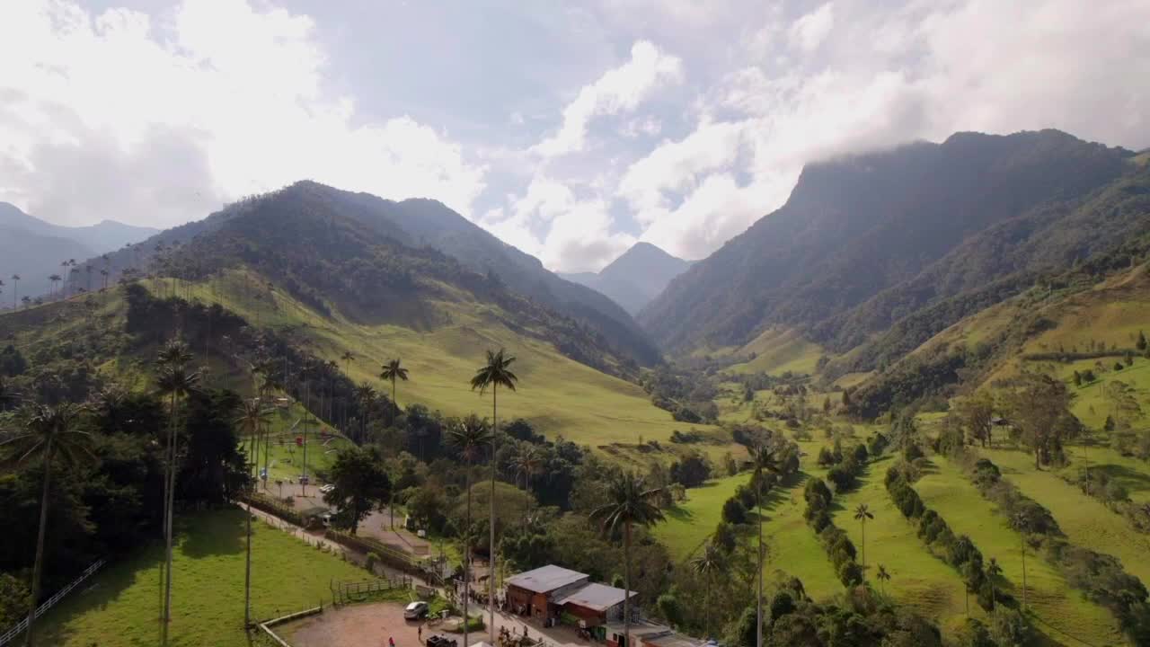 Esplêndido vale rural do Cocora, perto de Salento, Colômbia.