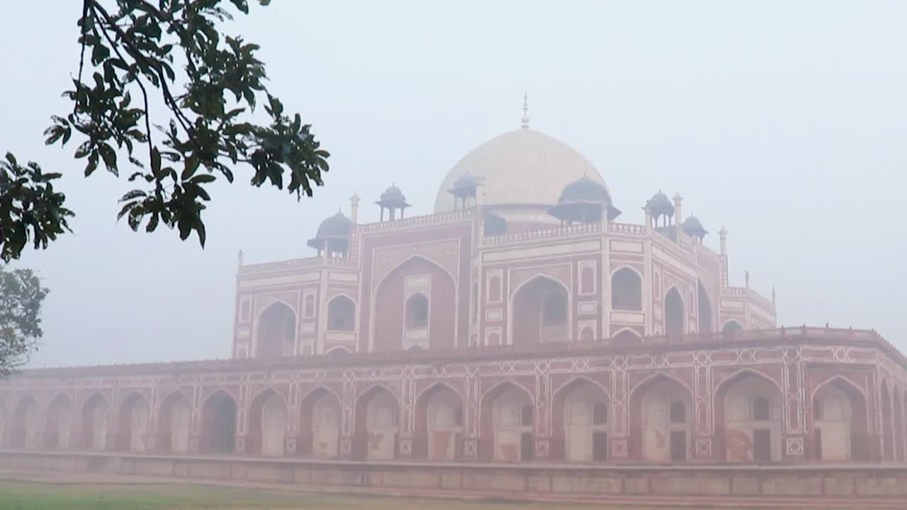 la tomba di humayun al mattino nebbioso da una prospettiva unica è stata scattata a delhi india