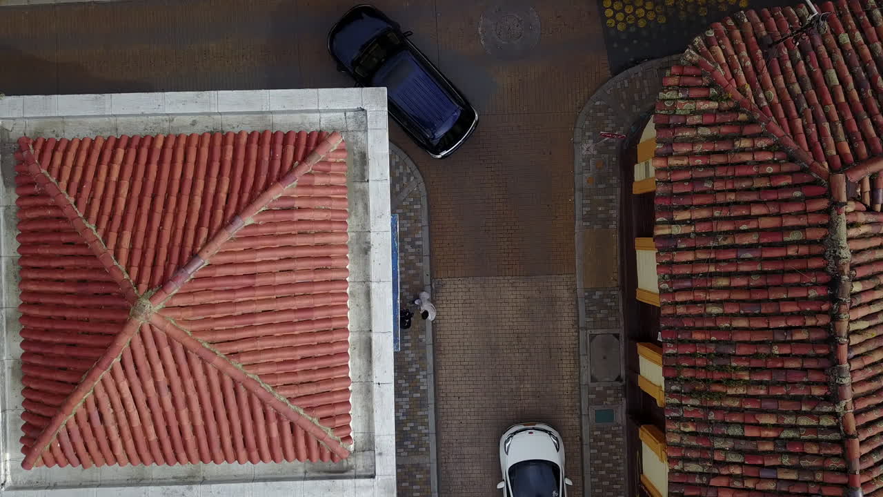 воздушный установочный кадр с видом прямо вниз на район с красными черепичными крышами и улицы в колумбии богота 1