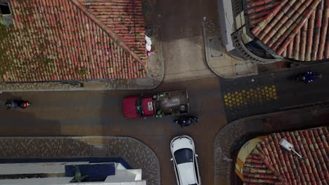 Toma-Aérea-De-Establecimiento-Mirando-Hacia-Abajo-De-Un-Barrio-Y-Calles-Con-Techo-De-Tejas-Rojas-En-Bogotá,-Colombia-1