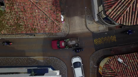 toma aérea de establecimiento mirando directamente hacia abajo de un barrio con techo de tejas rojas y calles en bogotá colombia 1
