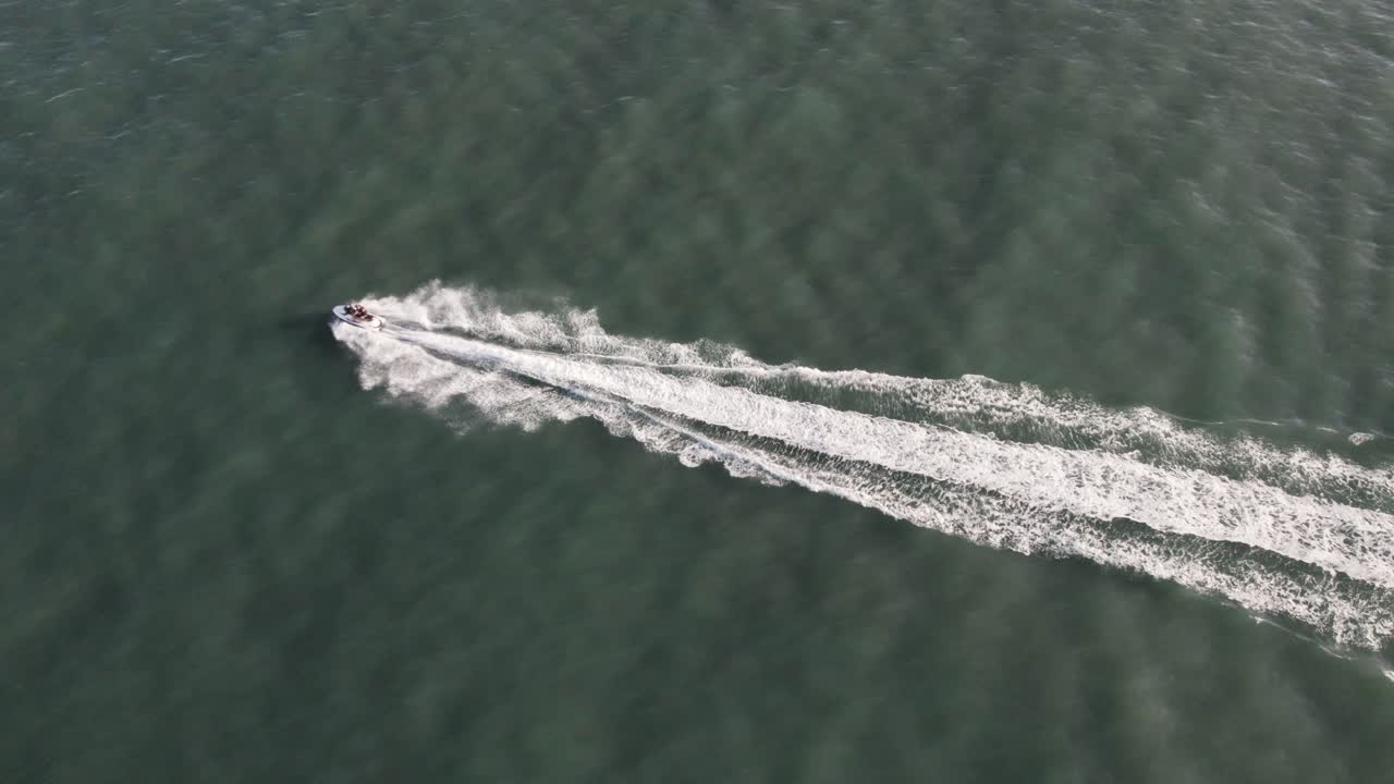 беспилотник следит за реактивным самолетом в замедленном режиме 60 кадров в секунду