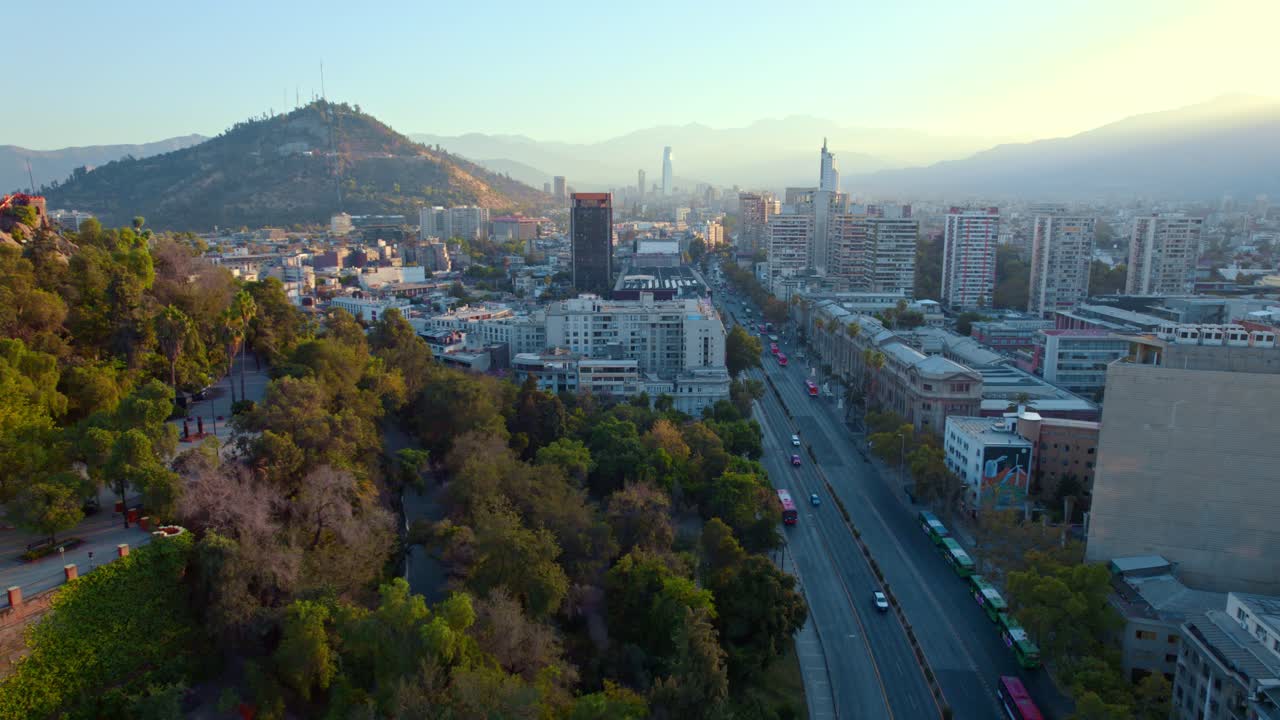 Via Alameda a Santiago, luce dell'alba sul paesaggio urbano con le Ande sullo sfondo, centro culturale visibile, vista aerea