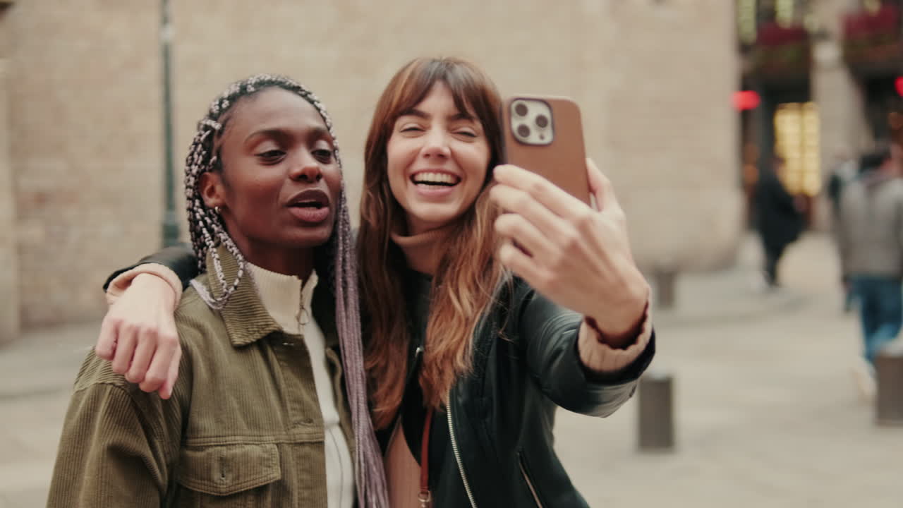 Due amici che si fanno un selfie in città