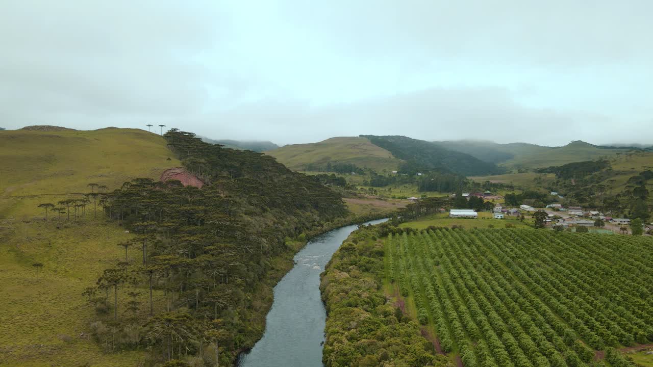 강을 따라가는 공중 드론 영상