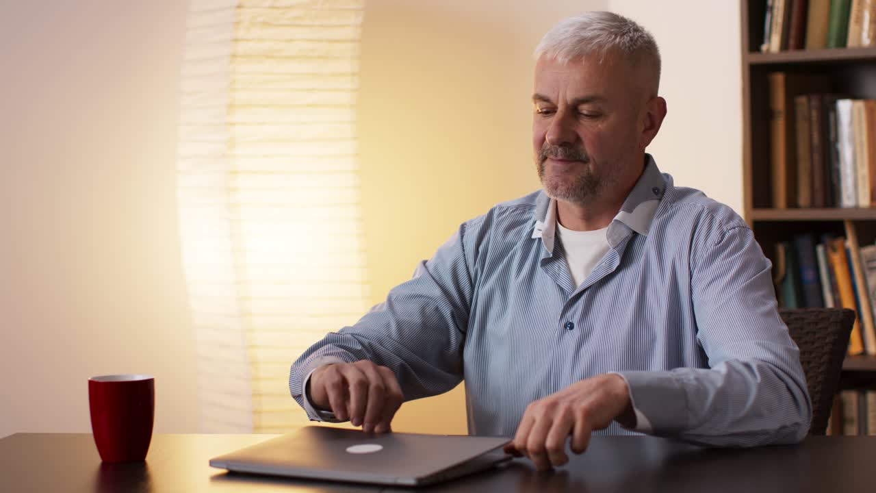 노트북으로 집에서 일하는 남자