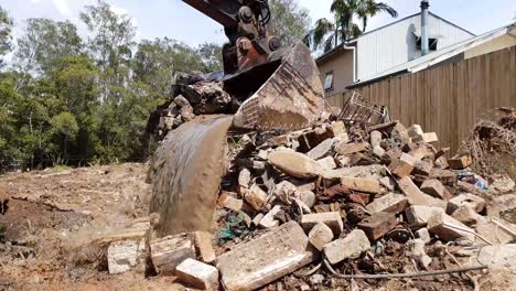 Una-Excavadora-Grande-Que-Mueve-Materiales-De-Construcción-En-Un-Sitio-De-Construcción