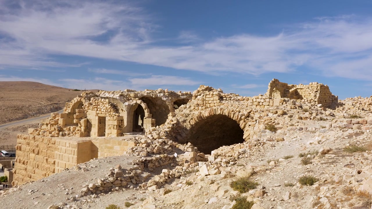 Riprese panoramiche delle rovine dello storico Castello di Shobak in Giordania, un antico sito archeologico nel deserto della Giordania meridionale. Ideale per viaggi, turismo, archeologia, storia, patrimonio culturale, documentari