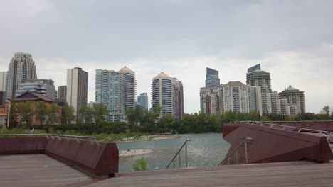 Horizonte-De-Rascacielos-De-La-Ciudad-Desde-Una-Plataforma-Junto-Al-Río-Que-Rodea-El-Monumento-De-La-Unidad-Memorial-Calgary-Alberta-Canadá