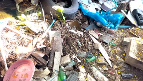 acumulación de basura bajo el puente en el mercado de bangkok