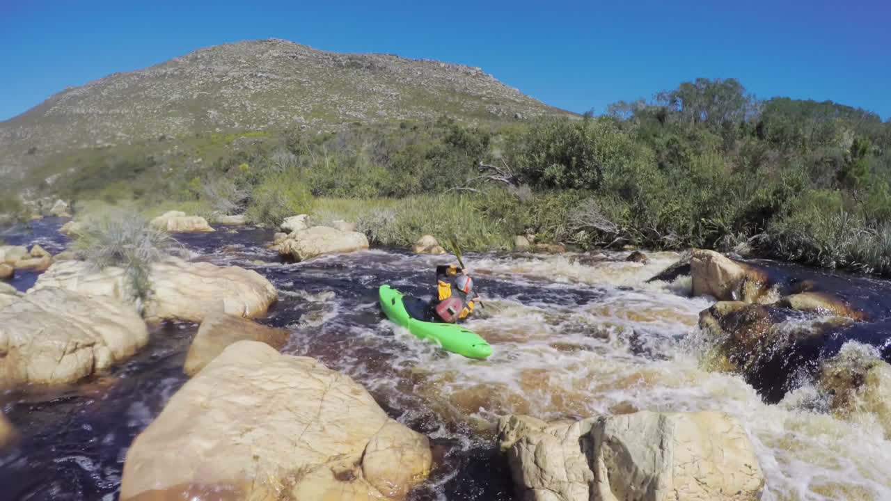 mujer en kayak en el lago en el campo 4k