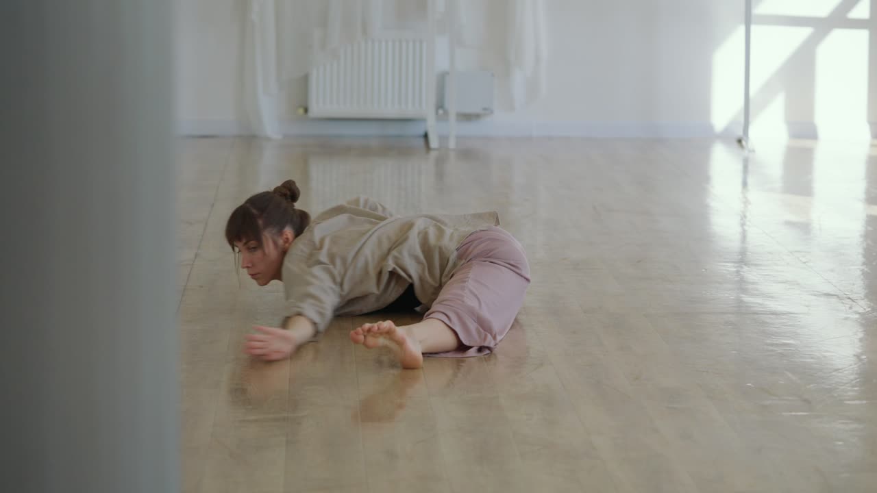 댄스 스튜디오 에서 스트레칭 하는 여자