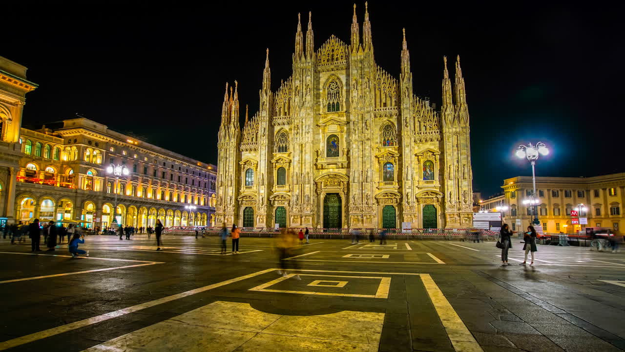 Time lapse de gente en la Catedral de Milán, Milán, Italia.