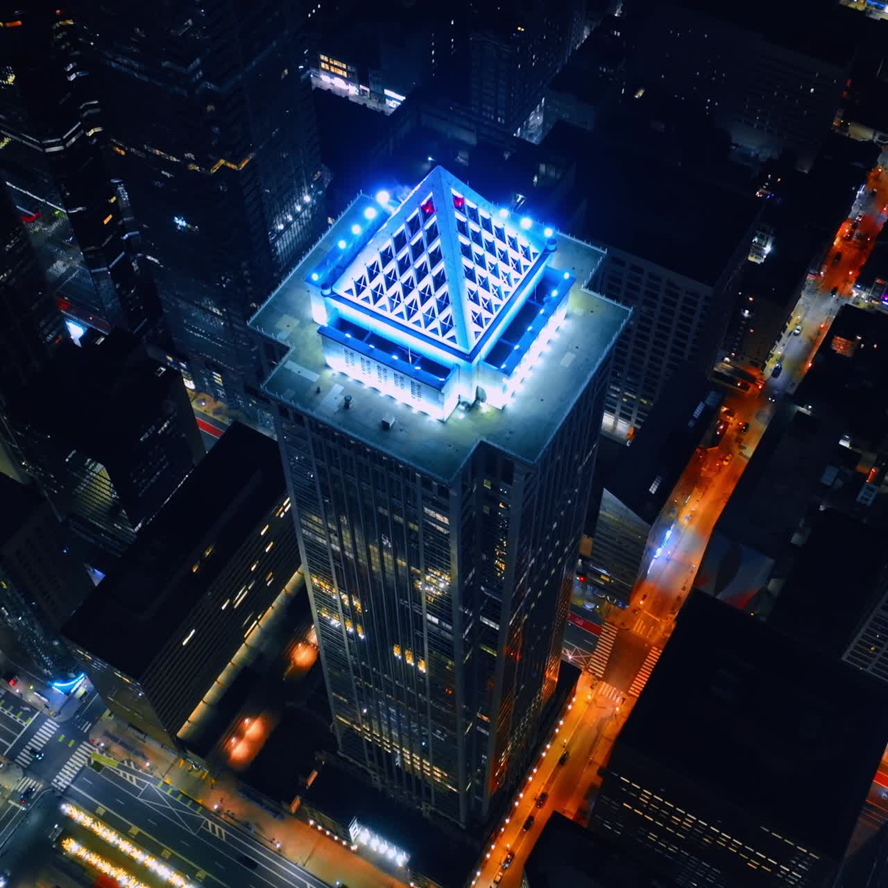 Edifício alto com o topo iluminado. Panorama noturno da cidade em perspectiva aérea. Filadélfia, Pensilvânia, EUA