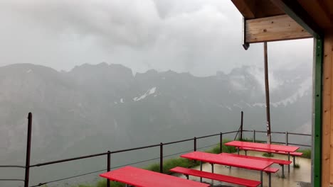 Mitten-In-Einem-Schweren-Sturm-Auf-Einem-Berggipfel