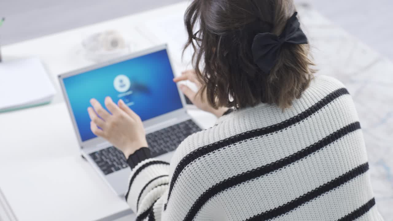 컴퓨터의 비밀번호를 잊은 여자는 화를 내죠.