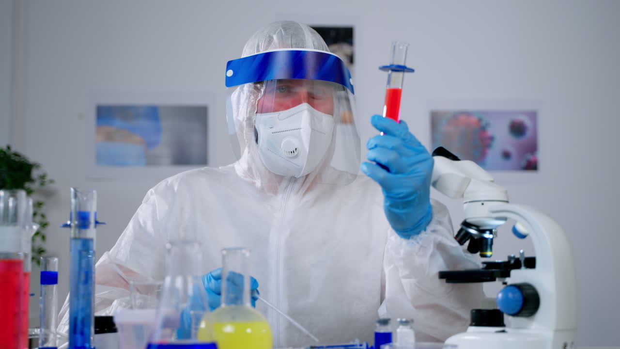 científico que examina una muestra en un entorno de laboratorio