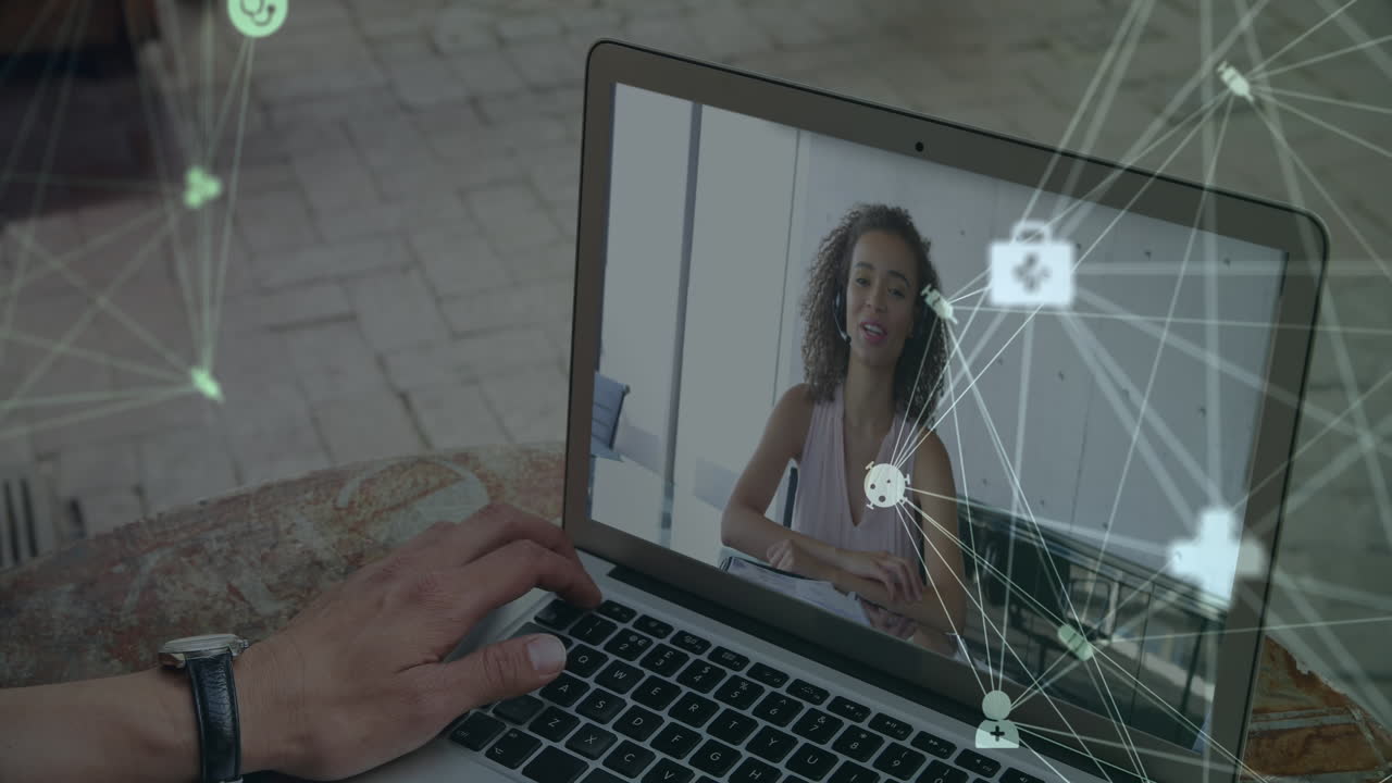 datos digitales sobre la mujer en la pantalla del portátil durante una videollamada.