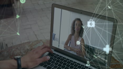 datos digitales sobre la mujer en la pantalla del portátil durante una videollamada.