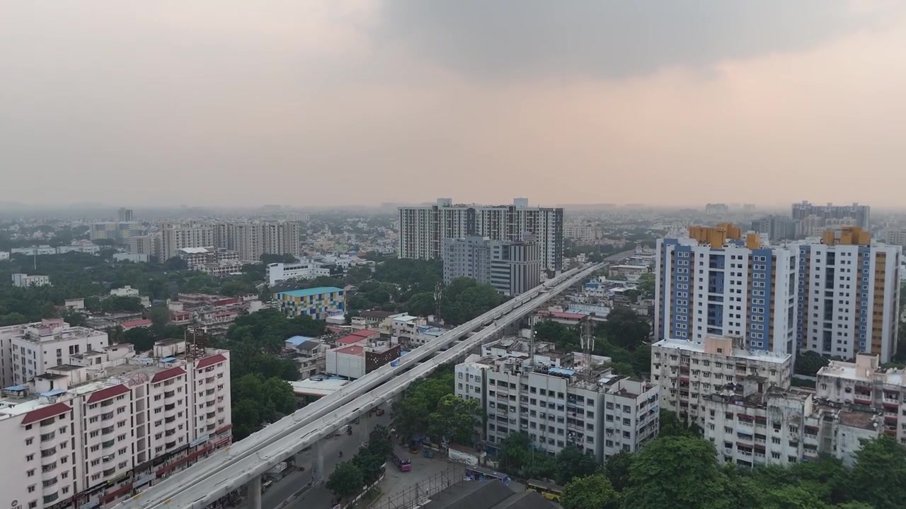 Video aereo della città di Chennai vicino all'area di Koyambedu. La metropoli meridionale è nota per le sue spiagge e i suoi templi.