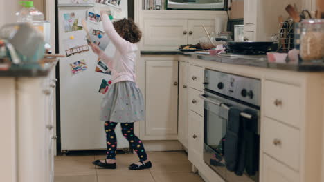 Niña-Feliz-Bailando-En-La-Cocina-Divirtiéndose-Haciendo-Movimientos-De-Baile-Divertidos-Disfrutando-El-Fin-De-Semana-En-Casa