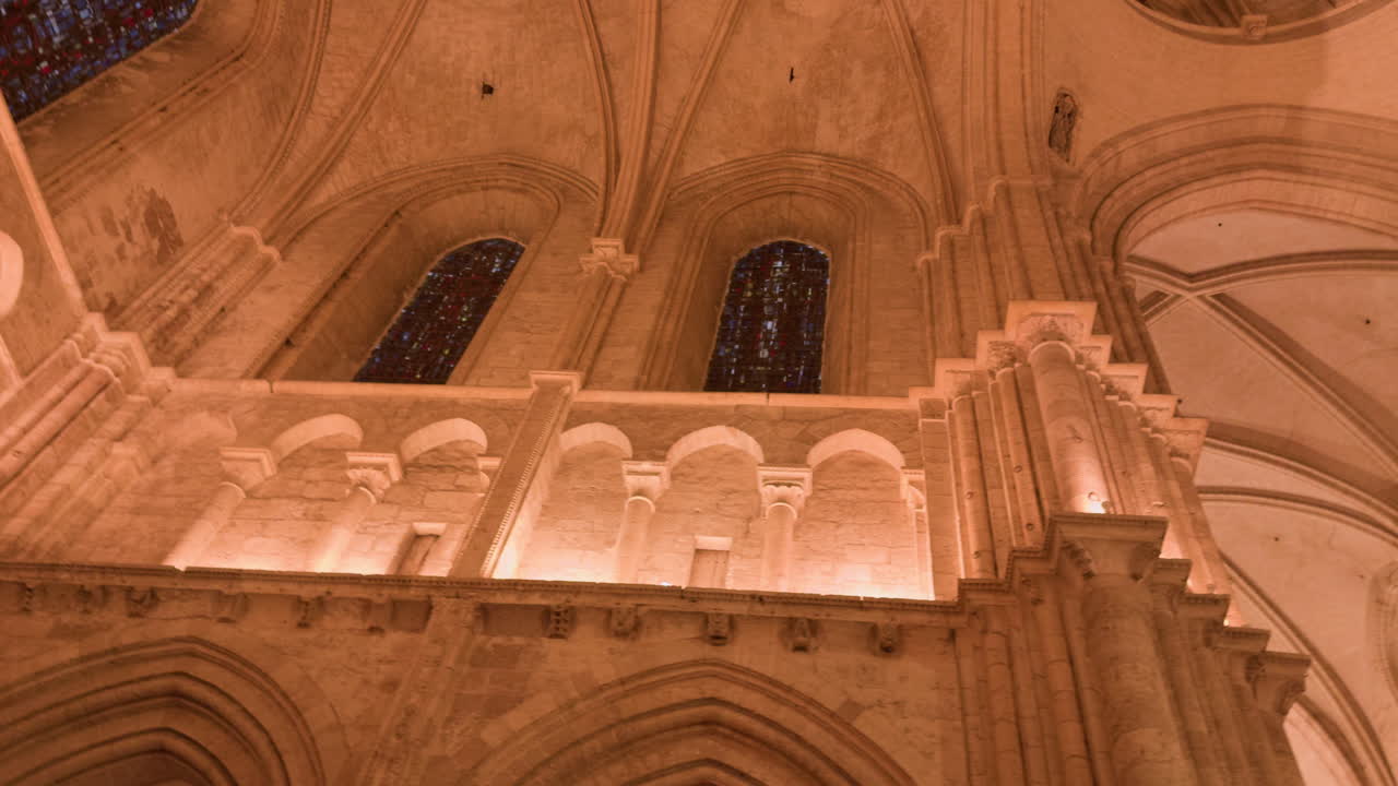 interior de la iglesia gótica con arcos, pilares y vidrieras, saint-nicolas, blois, francia