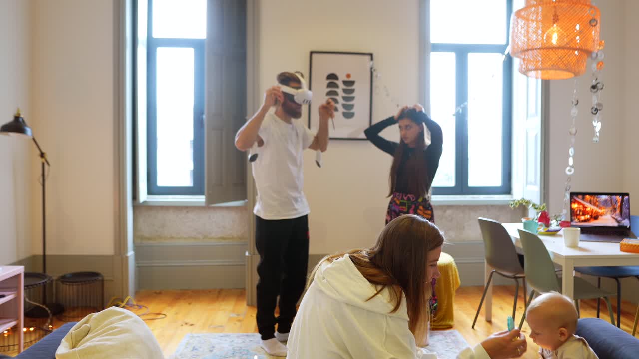 친구들이 집에서 vr 게임을 하고 있습니다.