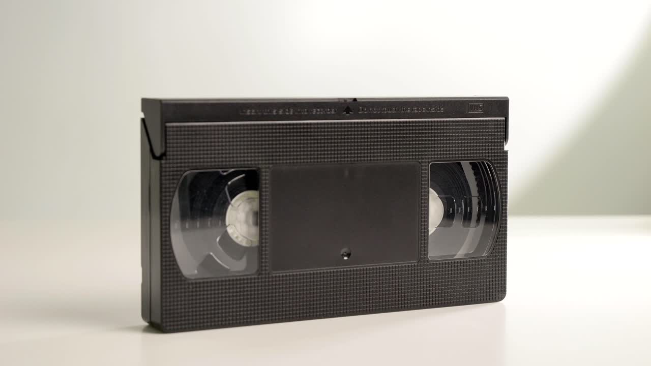 un viejo cassette de vhs negro con grabaciones familiares