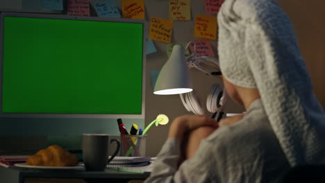 chica anónima descansando maquete de computadora de cerca. mujer bebiendo café remotamente