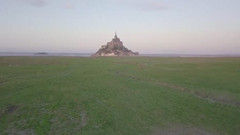 Toma-Aérea-De-Drones-Del-Mont-Saint-Michel-En-Normandía-Francia