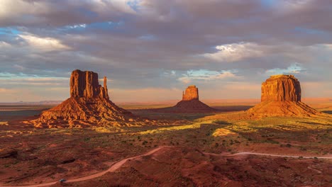 bellissimo tramonto arancione e rosa timelapse con formazioni rocciose geologiche uniche e nuvole che scorrono nella monument valley, arizona, stati uniti