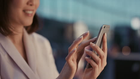 Retrato-En-Cámara-Lenta-De-Una-Hermosa-Mujer-Japonesa-Usando-Un-Teléfono-Inteligente