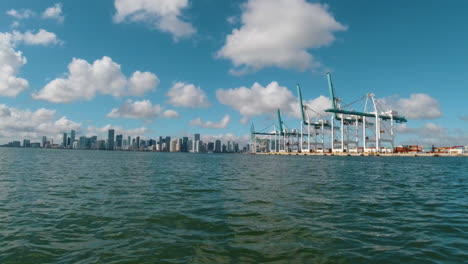 Blick-Von-Einem-Boot,-Das-Sich-Miami-Nähert,-Mit-Hafen-Und-Bootsliften