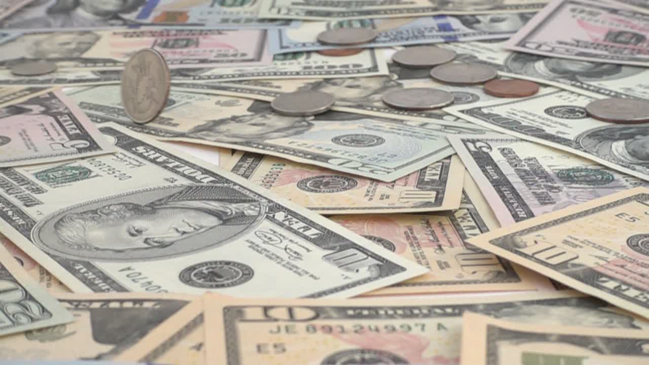 Des pièces de monnaie américaines tombent. Ralenti. Prise de vue d'argent