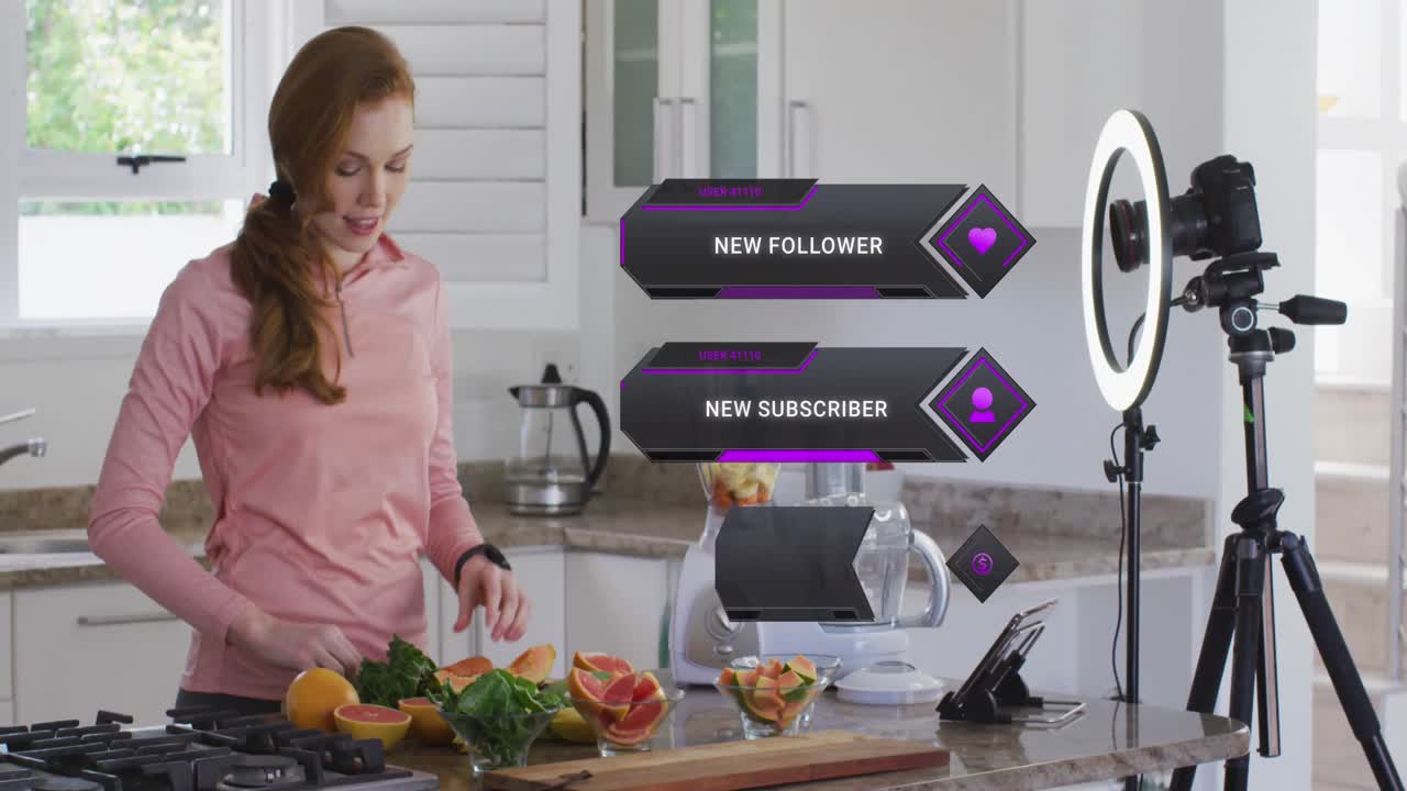 animación de interfaz digital y procesamiento de datos sobre mujer caucásica grabando vlog de comida