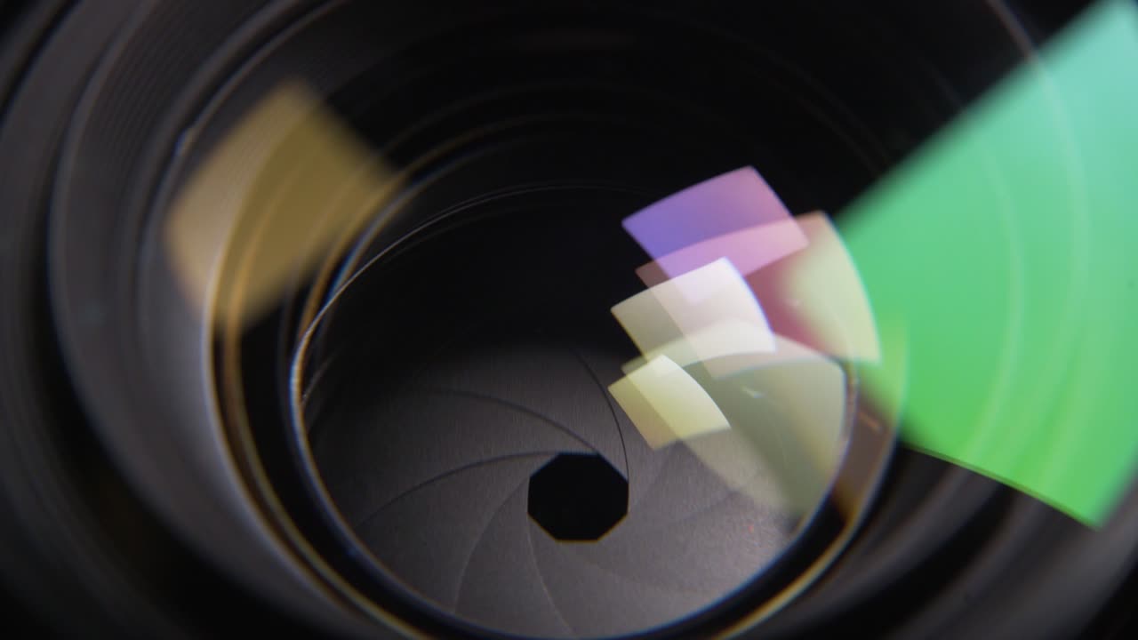 클릭 해제된 렌즈에서 검은색 배경으로 조리개 블레이드가 천천히 열리고 닫힙니다.