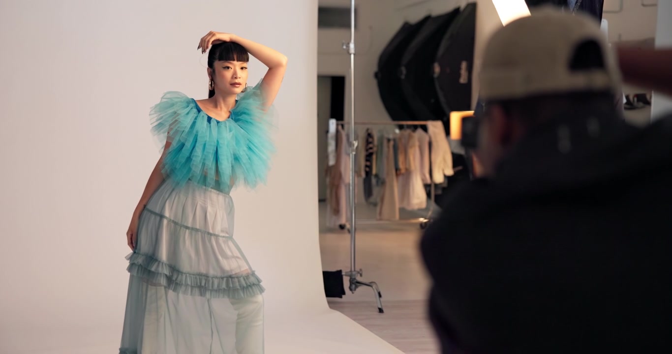 Modemodel der Poserer til Professionel Fotografering i Studie