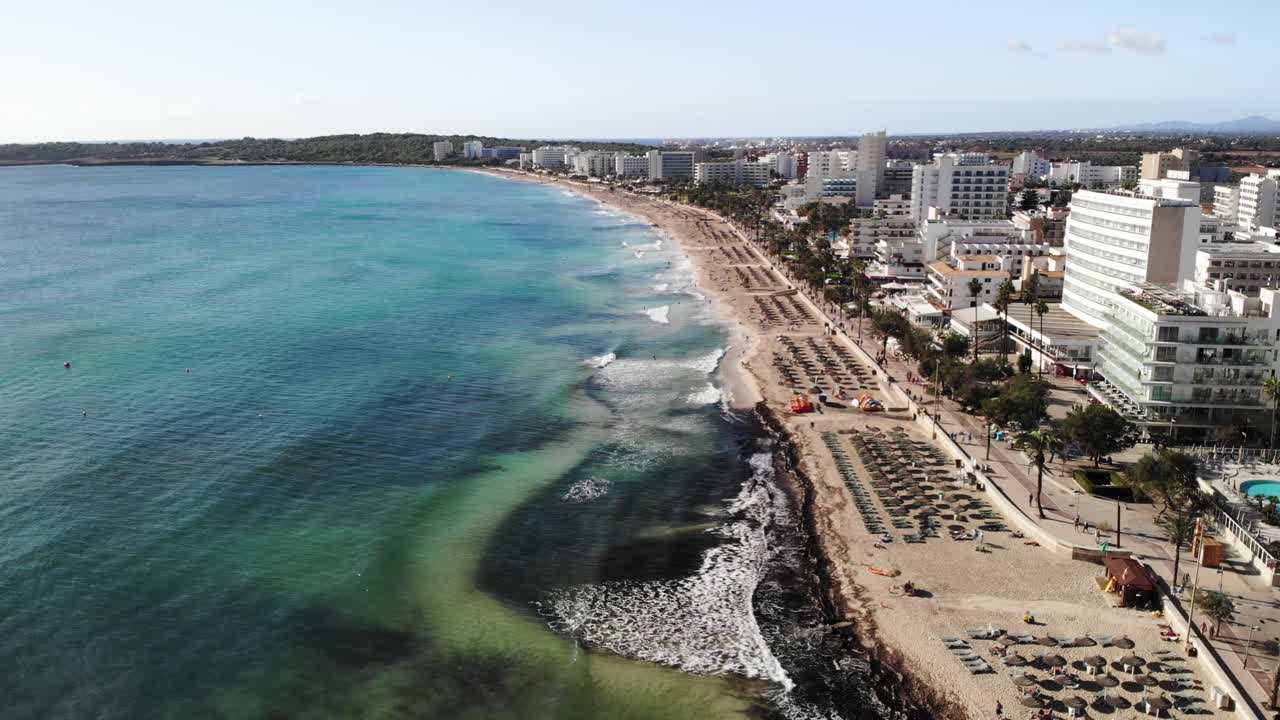 кинематографический взгляд с воздуха на пляж кала-меллер, мальорка балеарский остров, испания