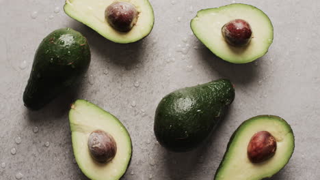 micro vídeo de primer plano de aguacates con espacio de copia en fondo gris