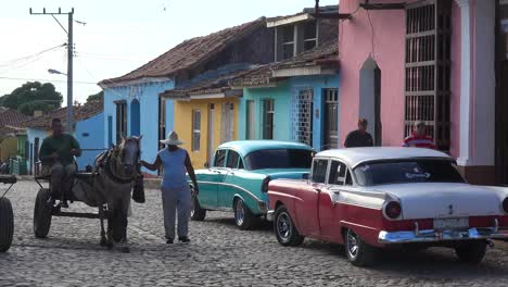 Eine-Schöne-Aufnahme-Der-Gebäude-Und-Kopfsteinpflasterstraßen-Von-Trinidad-Kuba-Mit-Pferdewagen-Vorbei-An-1