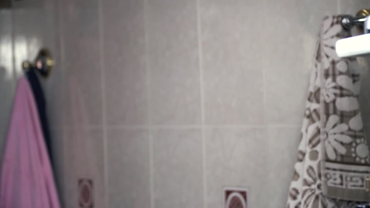 мужчина моет лицо.