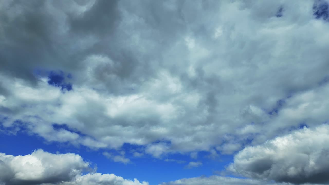 cielo azul con nubes blancas cambiando de forma, lapsos de tiempo