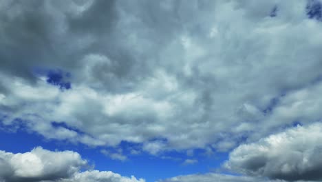 Blauer-Himmel-Mit-Weißen-Wolken,-Die-Ihre-Form-Verändern,-Zeitraffer