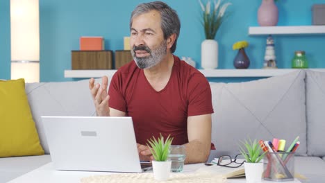 el hombre que está aburrido por lo que ve en la computadora.
