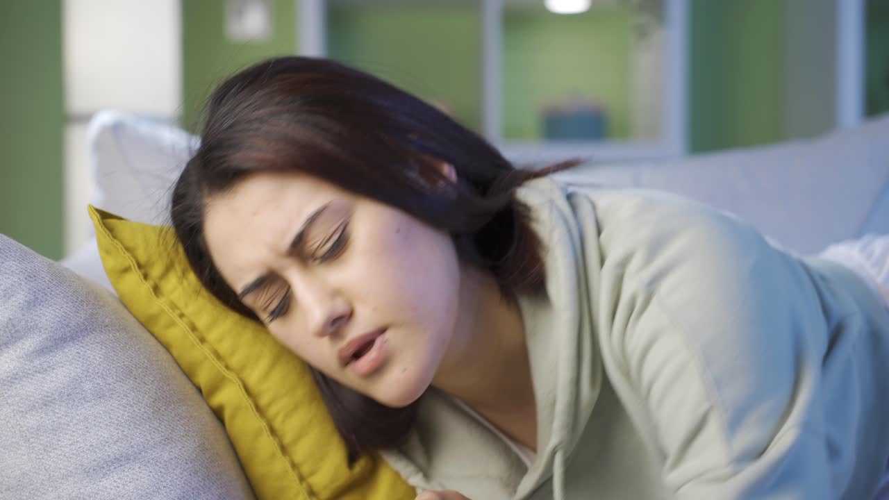 젊은 여성이  ⁇ 드폰으로 놀고 있습니다.