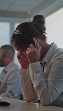empleado cansado durante el trabajo
