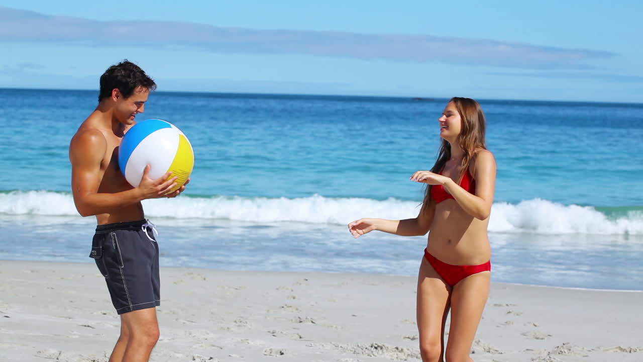 행복 한 부부 가 함께 놀고 있다